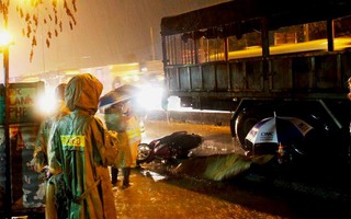 Người phụ nữ chết thương tâm dưới bánh xe tải trong cơn mưa