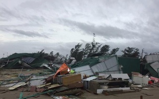 4 người chết; hàng chục ngàn ngôi nhà tan hoang sau bão số 10