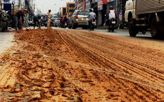 Kinh hãi với bùn nhão đầy đường ở TP HCM