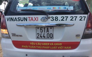 TP HCM: Taxi Vinasun dán bảng phản đối Uber, Grab