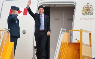 Chuyên cơ chở Thủ tướng Canada Justin Trudeau tới Hà Nội