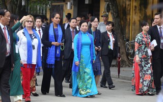 APEC 2017: Phu nhân các nhà lãnh đạo thích thú thăm Hội An