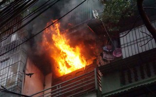 Hà Nội: Cháy lớn nhà 4 tầng, lan sang hai bên
