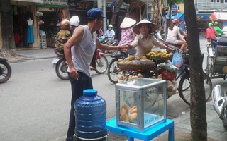 "Bình nước, thùng bánh mì Thạch Sanh"  giữa phố cổ Hà Nội