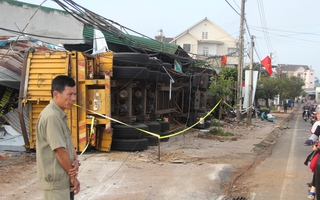 Xe chở bauxite lật nhào, đè sập 3 nhà dân ở Lâm Đồng