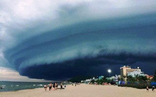 Đám mây đen kịt hình thù kỳ lạ như “nuốt chửng” biển Sầm Sơn