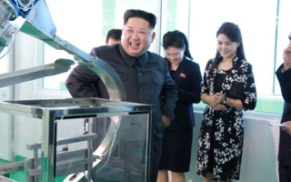 Ông Kim Jong-un tươi cười thăm nhà máy mỹ phẩm cùng vợ