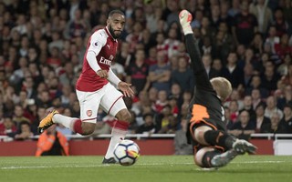 Nổ súng trận mở màn, Lacazette lập kỷ lục Premier League