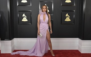 Jennifer Lopez quyến rũ, Lady Gaga táo bạo trên thảm đỏ