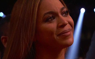 Beyonce rơi nước mắt vì Adele phá tượng Grammy tặng mình