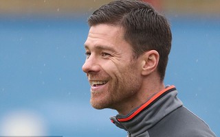 Xabi Alonso tuyên bố "treo giày"