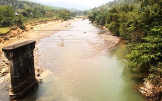 Sông trơ đáy, hồ thủy điện đầy nước