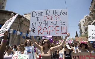 Phụ nữ Israel ngực trần phản đối nạn cưỡng hiếp