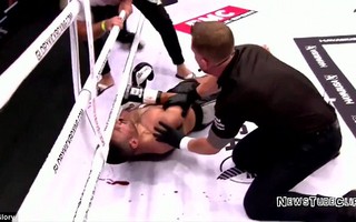 Võ sĩ bị vây đánh sau màn hạ knock-out tàn nhẫn