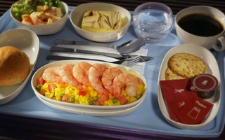 Hành khách sắp hết phải ăn "thức ăn dở tệ" trên máy bay?