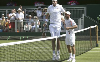 "Gã khổng lồ" Isner thua tay vợt kém 65 bậc, 35 cm