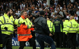 CĐV làm loạn trận Everton - Hajduk Split