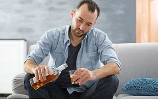 Vì sao nam ghiền rượu hơn nữ?