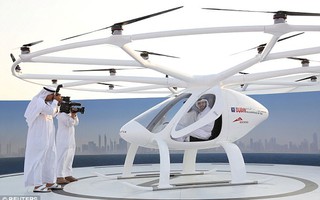 Hoàng tử UAE trải nghiệm "taxi bay" không người lái đầu tiên
