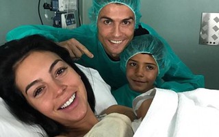 Ronaldo lần đầu có con không do thuê đẻ