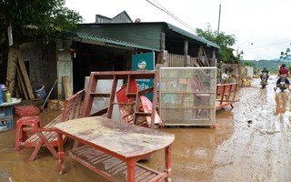 Quảng Ngãi: Nhiều nơi tan hoang sau trận lũ "kỳ lạ"