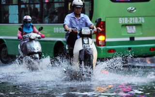 TP HCM: Không mưa, người dân vẫn lội nước đen về nhà