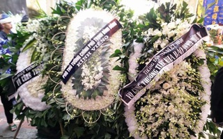 Những vòng hoa trắng tiễn đưa phóng viên Đinh Hữu Dư về đất mẹ
