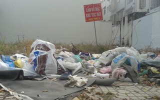 Đổ rác ngay dưới biển cấm