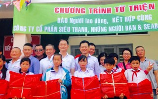 Trao quà cho trẻ em nhân ngày 1-6