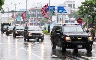APEC 2017: Người dân Đà Nẵng đội mưa xem "quái thú"