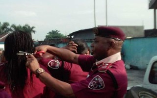 Nigeria: Cắt tóc nữ nhân viên, “sếp” bị đình chỉ