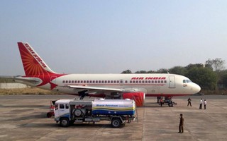 Nợ ngập đầu, Air India cho khách phổ thông ăn chay