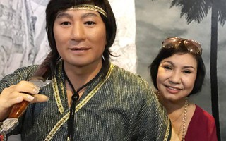 Vợ nghệ sĩ Minh Phụng xúc động nhìn tượng sáp của chồng