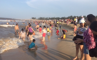 Hơn 12.000 người đổ xô về biển ở Huế
