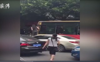 Người phụ nữ trèo cửa sổ xe buýt, đập đầu tài xế