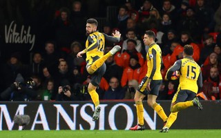 Ăn mừng kiểu "bọ cạp", Giroud bị ném đá