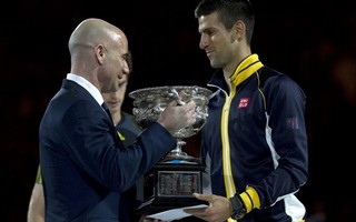 Trượt dài phong độ, Djokovic "bái sư" Agassi