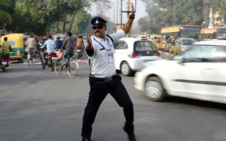 Cảnh sát Ấn Độ vừa nhảy vừa điều khiển giao thông