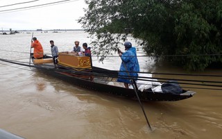 Chèo ghe mua quan tài để khâm liệm người đàn ông bị lũ cuốn