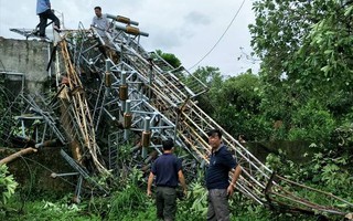 Thêm ăng-ten phát thanh, truyền hình cao 60 m đổ gục trong bão