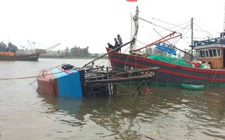 Lốc xoáy nhấn chìm một tàu cá Quảng Trị