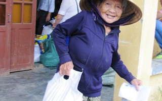 Đồng hương Quảng Nam tại TP HCM trao thêm 200 suất quà cho người dân vùng lũ