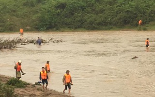 Hàng trăm người dầm mình trong nước lũ tìm cháu bé 4 tuổi