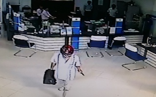 Truy bắt kẻ cướp ngân hàng chớp nhoáng ở Vĩnh Long