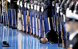 Lính Mỹ ngất xỉu trong lễ chia tay ông Obama