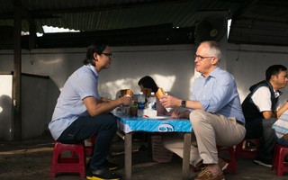 Thủ tướng Úc thích thú thưởng thức bánh mì vỉa hè Đà Nẵng