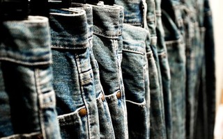 Công chức không được mặc quần jeans: Có nên quá cứng nhắc?