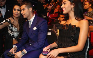 Thua siêu kinh điển, Ronaldo "trút giận" lên bạn gái