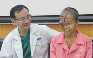 Chuyên gia Mỹ cứu thiếu nữ Việt bị bướu "ăn" nửa mặt