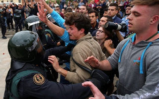 Dân Catalonia đi bầu bất chấp bạo lực